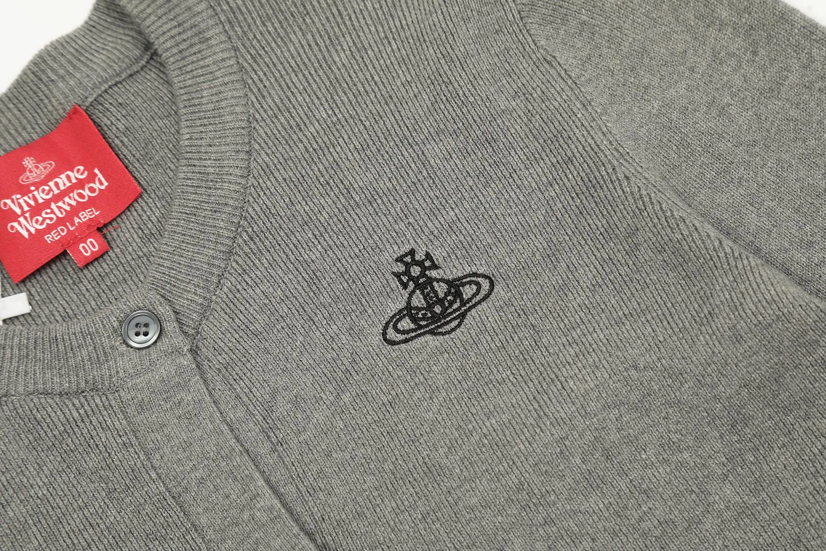 vivienne west wood Vivienne contrasting high-end Korean-style cardigan knitted sweater wool 2024 autumn latest style 🧩 15% merino cotton wool 85% wool blend 🧩Correct Italian 🇮🇹100% wool washed wheat logo Size: S -M- L Color: blue pink black gray
